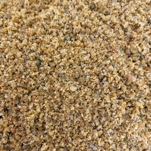 Drobnoziarnisty piasek o ziarnach wielkości główki od szpilki (0-2mm). Na szerokości kciuka (20mm) mieści się około 100 ziaren.