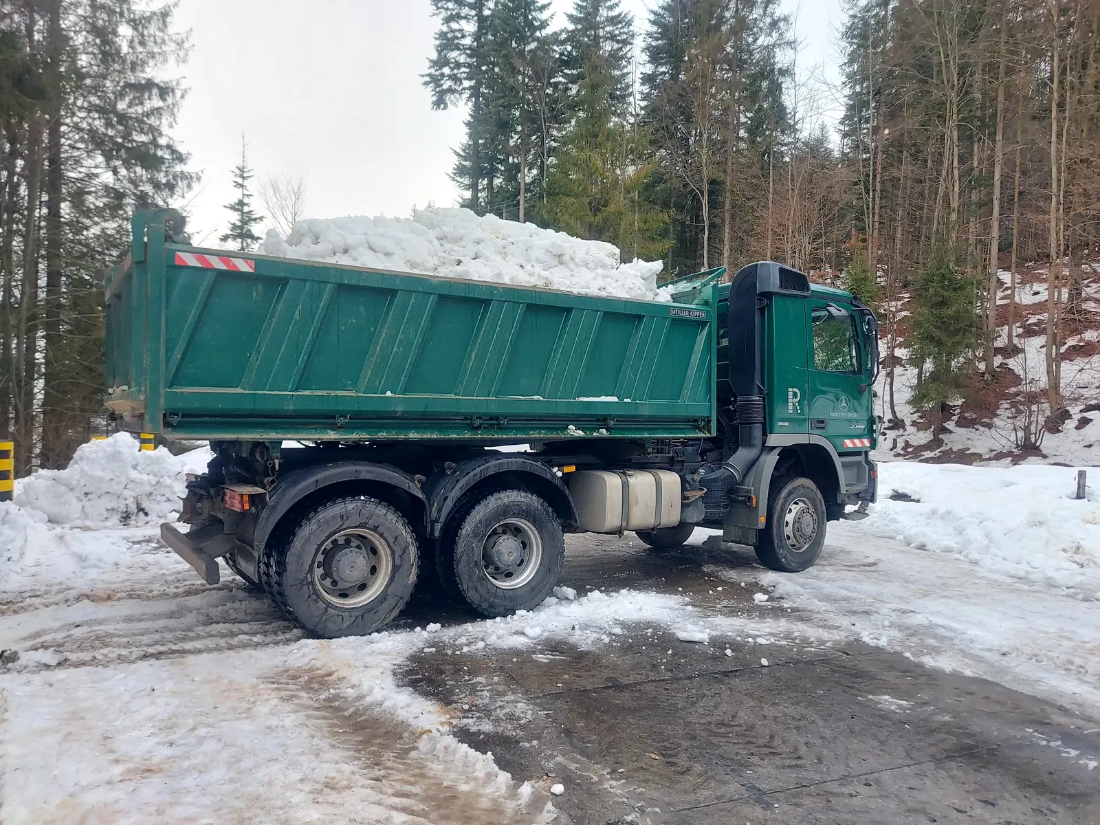 Wożenie śniegu — skocznia w Wiśle – zdjęcie 1