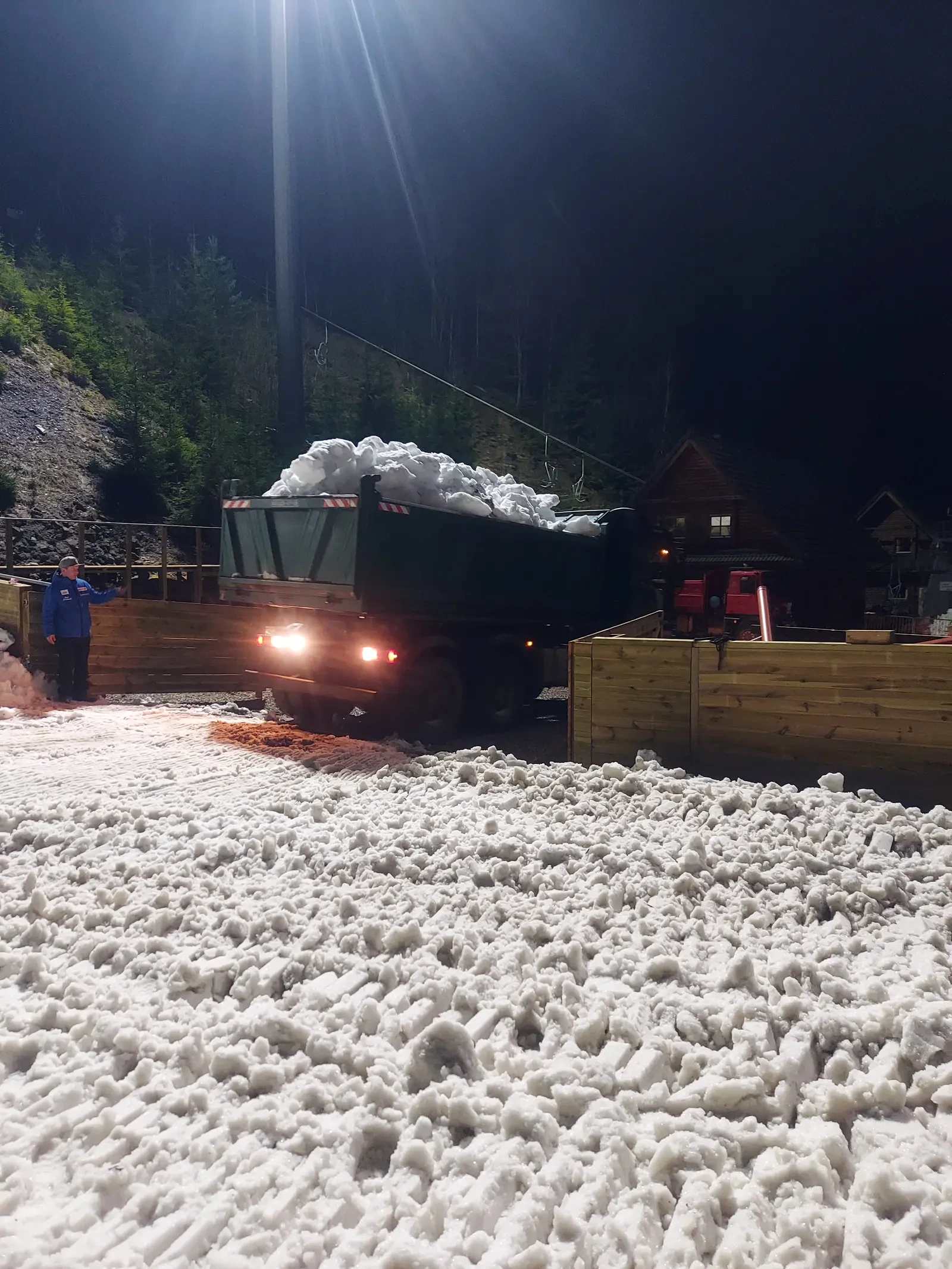 Wożenie śniegu — skocznia w Wiśle – zdjęcie 3