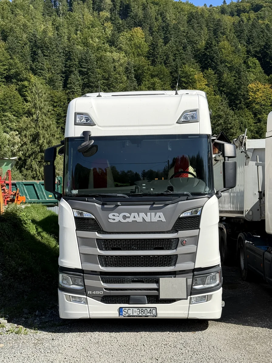 Scania R450 — front ciągnika siodłowego.